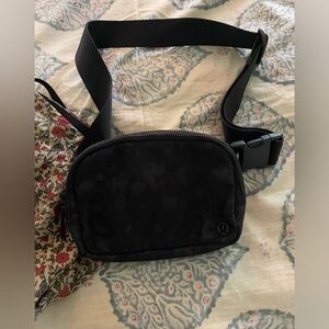 Lululemon Belt bag in black Camo